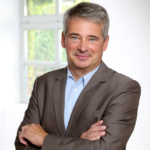 01 Uwe Ausschnitt Halber Körper (1)