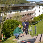 Die Kochazubis des Hotels Traube Tonbach haben während der Betriebsschließung unter anderem im Garten ausgeholfen. Foto: Traube Tonbach