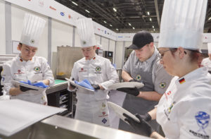 Das Polieren der Teller gehört auch dazu. Foto: IKA/Culinary Olympics 