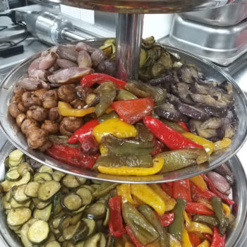 Büfett für den Ball: Kreationen für Kollegen.