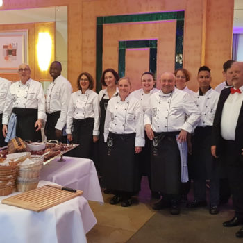 Das Team dahinter: Der Vorsitzende Robert Müller (3. V. l.) mit den Akteuren aus der Küche.