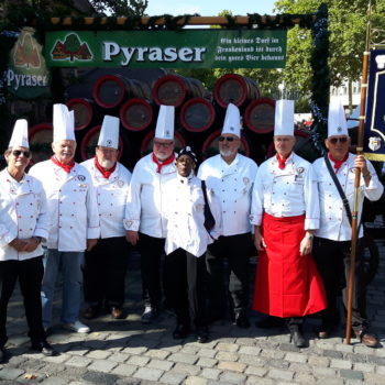 Bei Umzügen, wie hier in der Altstadt von Nürnberg, sind die Köche gern dabei. 