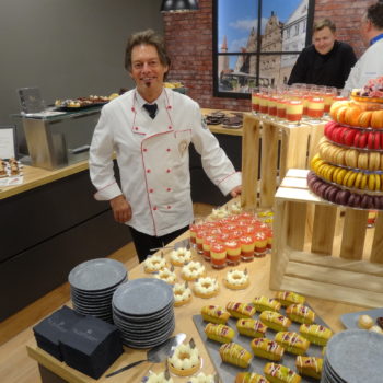 Das Dessertbuffet von Vereinsmitglied Jens Brockerhof, Geschäftsführer der Firma El Paradiso (im Bild Gerhard Schröder). 