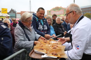 Krabben mal anders: 2018 servierten die Kollegen die Spezialität als Hot Dog.