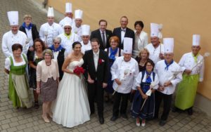 Vereinsmitglieder gratulieren mit einer Delegation dem Küchenmeister Josef Meyer zur Hochzeit. Foto: Club der Köche Donau-Ries