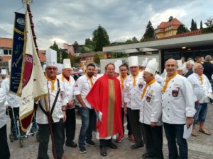 Oberallgäuer Fahnenabordnung mit Pfarrer Rainer- Maria Schießler zum Laurentiustag. Foto: Wolfgang Klus