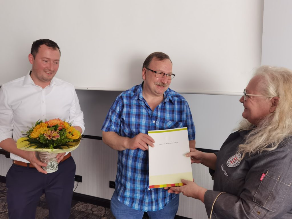 Uwe Horlitz (Mitte) wird von Barbara Röder und Hans-Peter Achenbach für sein Engagement geehrt. Foto: Landesverband Hessen