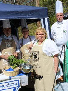 Beim Mönchguter Heringsfest zauberte der Köcheverein eine der besten Fischsuppen des Wettbewerbs.