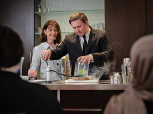 Über den Tellerrand geschaut: Das Schulrestaurant grenzt direkt an die Lehrküche. Foto: Berufsbildende Schulen III Lüneburg