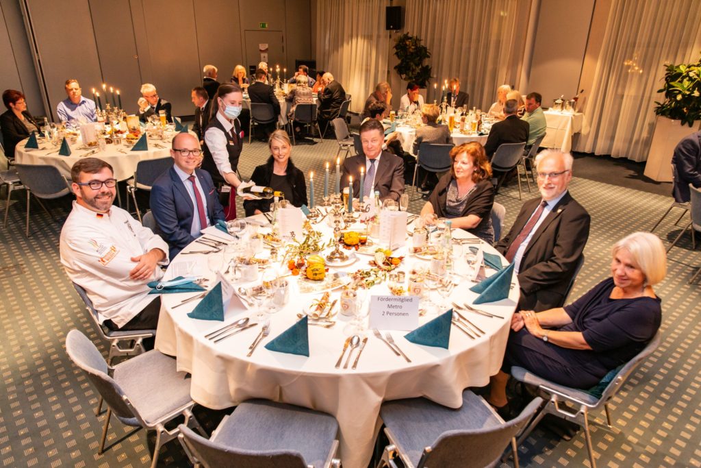 Ehrengäste an einem Tisch. Foto: Dieter Zeitler