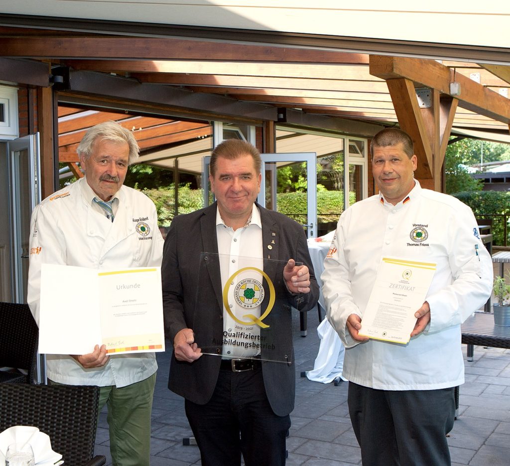 Johann Grassmugg (links) und Thomas Friess (rechts) gratulieren Ausbilder Axel Strehl. Foto: VKD-Landesverband Nord