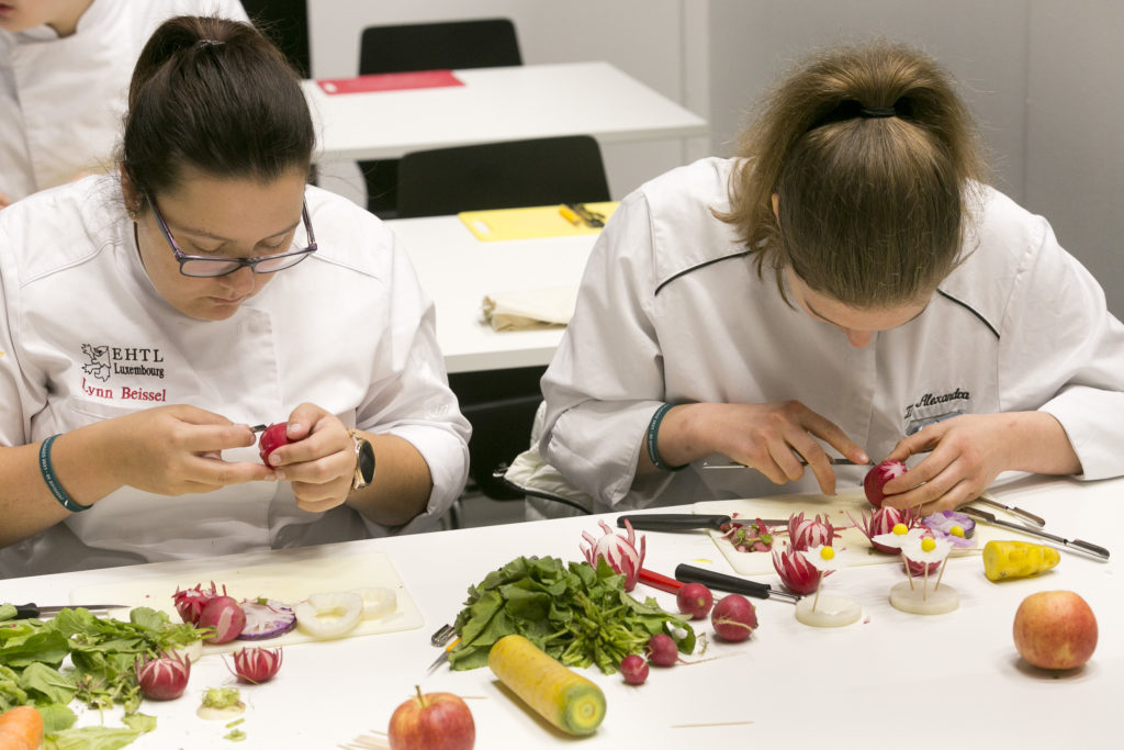 Bei YCU durften die Teilnehmenden auch selbst Hand anlegen - zum Beispiel beim Workshop Gemüseschnitzen. Foto: VKÖ/Dietmar Mathis