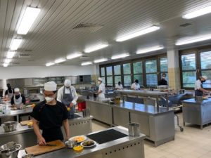 Eine von drei Schulküchen der Gastronomieabteilung Foto: Elisabeth Albrecht