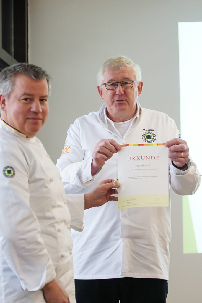 Jens Stumpf (links) wurde vom Vorsitzenden Michael Klutt für seine Verbandstreue geehrt. Foto: VKD-Landesverband Niedersachsen