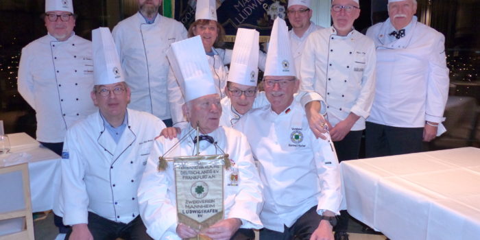 Unter neuer Landesflagge 