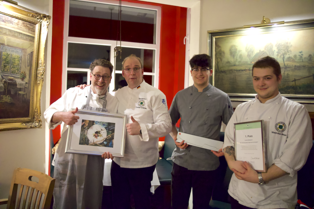 Glückliche Gesichter beim Grünkohl-Battle (v. r. n. l.): Sieger Maximilian Meyer, Zweitplatzierter Luca Guerriero, VKD-Vizepräsident Thorben Grübnau und Gastgeber Claus Peter Foto: Michelle von Häfen