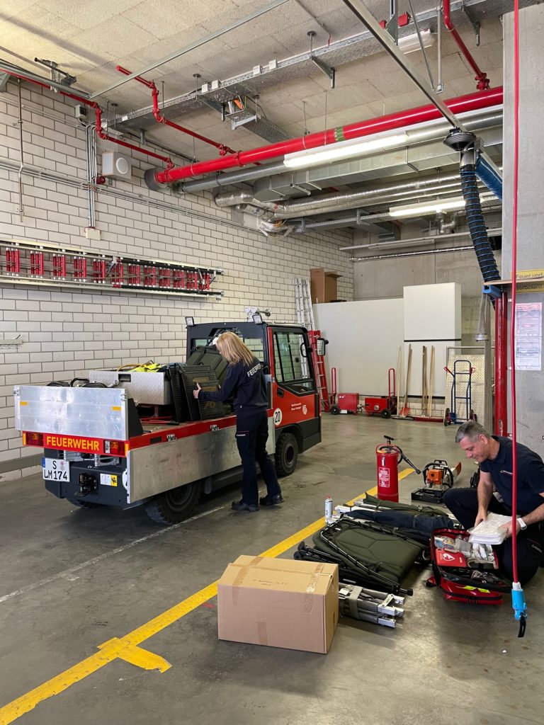 Solidarisch: die Feuerwehr der Messe Stuttgart packt Spenden. © Messe Stuttgart