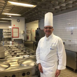Uwe Kälberer, selbst Küchenmeister mit Heidelberger Abschluss, unterrichtet seit 2006 an der Schule. Foto: Hotelfachschule Heidelberg