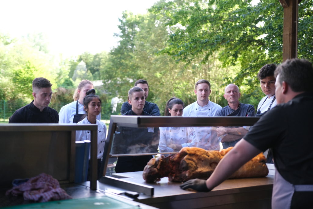 Aufmerksames Zuhören beim Jugendcamp 2019 in Kassel. Foto: Koch Club Kassel e. V.