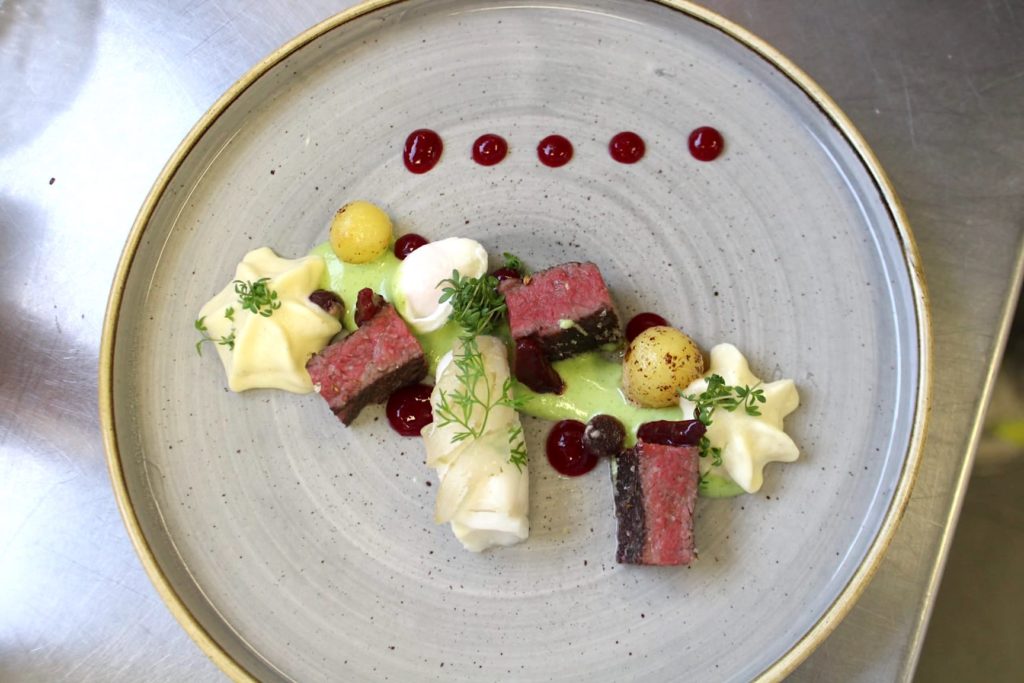 Wagyu Tafelspitz, Kabeljau geflämmt, pochiertes Wachtelei, Zweierlei Kartoffel mit Schaum und Pariser Nussbutter, Rote-Bete-Gel, Gurken-Dill-Emulsion, von Kevin Neumann. Foto: Verein der Köche Westküste