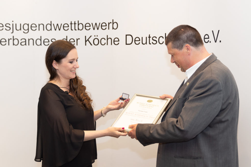 Thomas Friess, Vorsitzender des VKD-Landesverbands Nord, erhält in diesem Jahr die traditionelle Auszeichnung der Firma Achenbach. Foto: VKD/Ingo Hilger