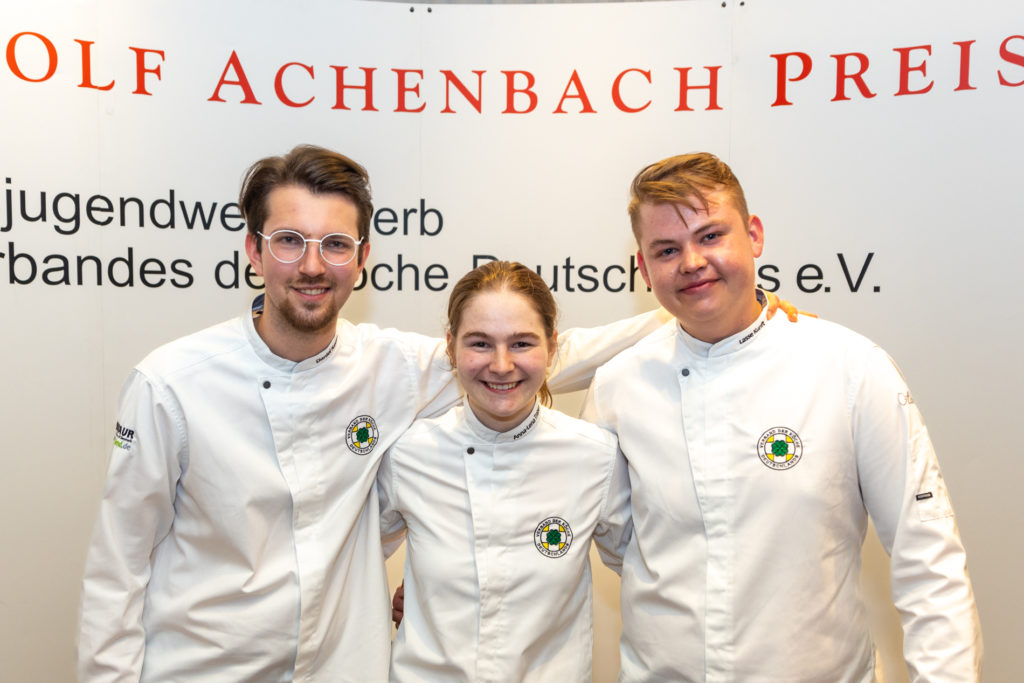 Siegertreppchen: Anna-Lena Trabert (1. Platz) mit Daniel Ratzka (links, 2. Platz) und Lasse Kunft (3. Platz). Foto: VKD/Ingo Hilger