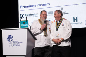 Worldchefs-Präsident Thomas Gugler (links) ehrt den ehemaligen Vatel-Präsident Armand Steinmetz. Foto: Worldchefs