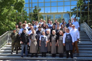 Obligatorisches Gruppenfoto auf den Stufen der Eckert Schulen in Regenstauf. Foto: VKD-Landesverband Bayern