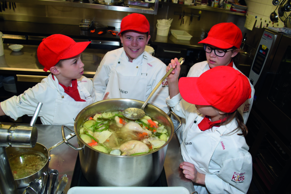 Die Baden-Badener „Küchenkids“ lernen das Kochen auf spielerische Art.