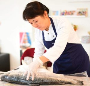 Shoko Kono zeigt, wie „europäisches“ Sushi geht. Foto: Shoko Kono
