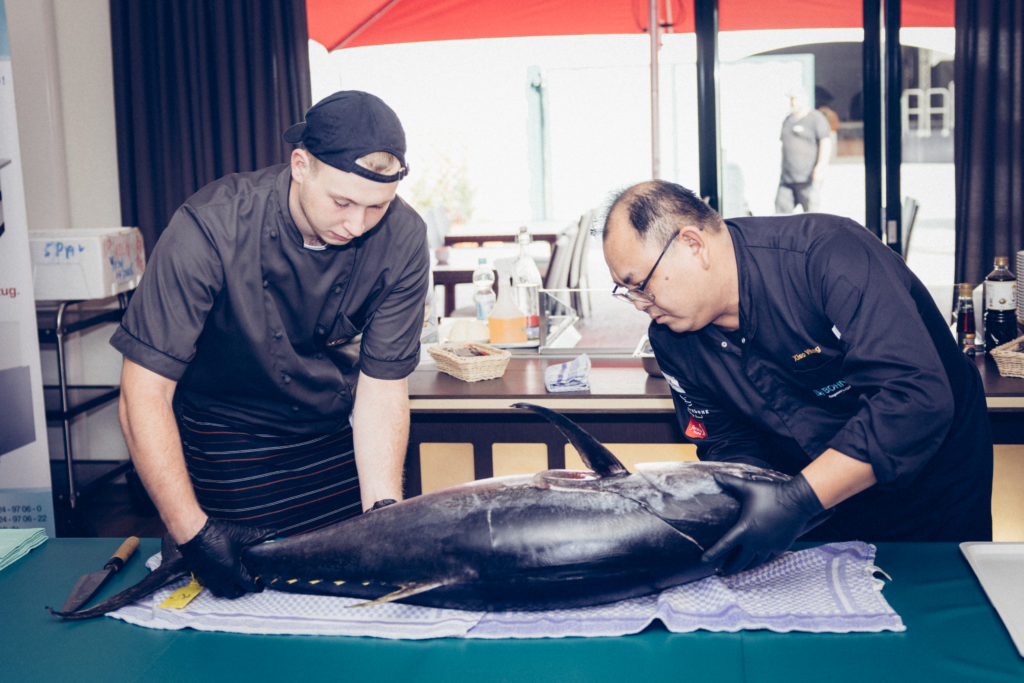 Teppanyaki-Meister Xiao Wang von Bohner zerlegte in seinem Workshop bei „VKD Impulse“ einen großen Thunfisch. | VKD Impulse, Thementag 2022. Foto: VKD/Ingo Hilger
