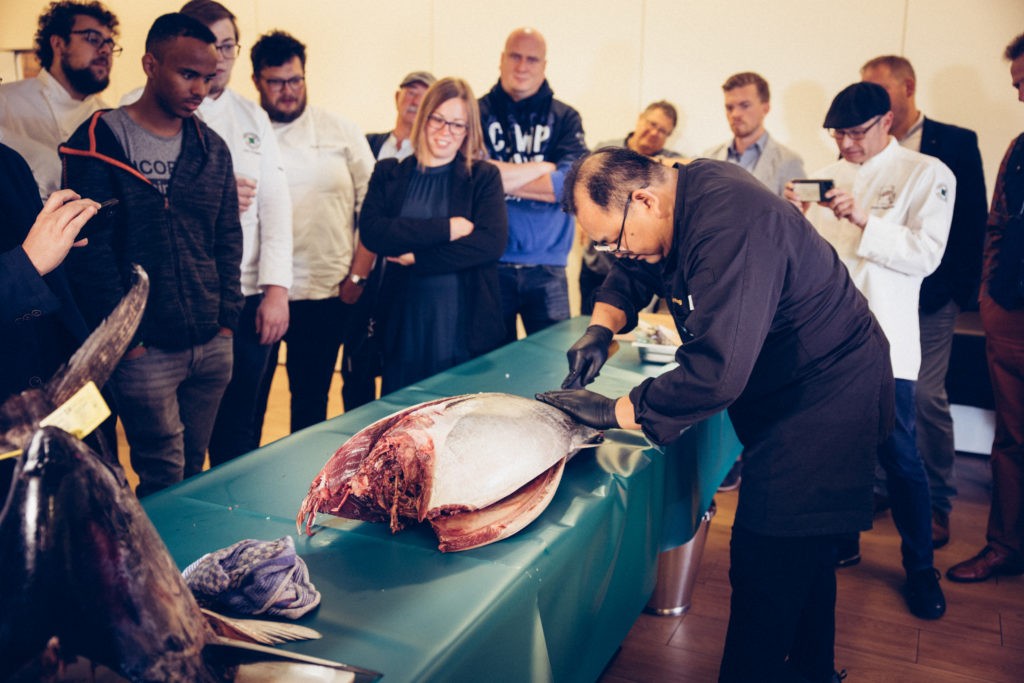 Teppanyaki-Meister Xiao Wang von Bohner zerlegte in seinem Workshop bei „VKD Impulse“ einen großen Thunfisch. | VKD Impulse, Thementag 2022. Foto: VKD/Ingo Hilger