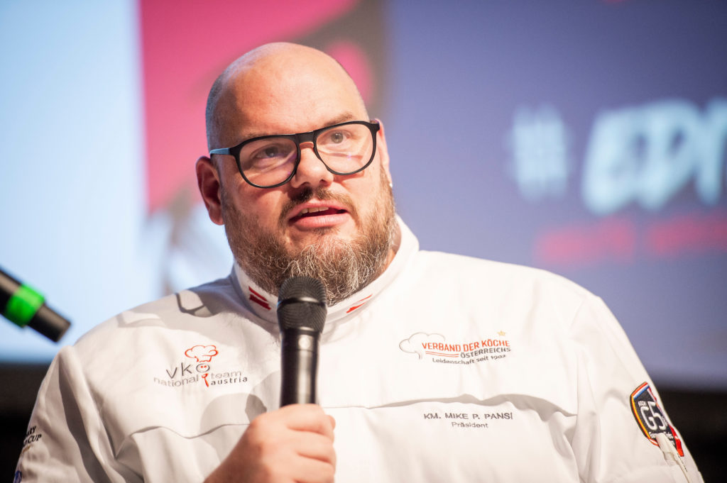 Mike P. Pansi, Präsident der Koch G5 und des Verbands der Köche Österreichs: „Young Chefs Unplugged bietet die Bühne für Nachwuchskräfte, die in unserer Branche immer gefordert und auch dringend gebraucht wird.“

Foto: MEDIArt