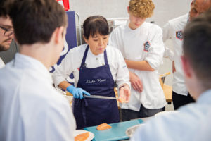 Spannend wurde es auch beim Sushi-Workshop mit Shoko Kono, in dem kräftig mitgerollt werden konnte. Foto: MEDIArt
