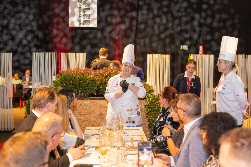 Die Präsentation vor den Gästen am Chefs Table, im Foto Teamcaptain Anne Kratz, ging ebenfalls in die Bewertung ein. |  Culinary World Cup 2022
Foto: VKD/Hilger