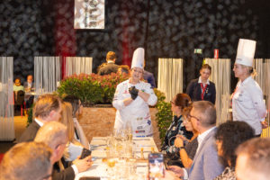 Die Präsentation vor den Gästen am Chefs Table, im Foto Teamcaptain Anne Kratz, ging ebenfalls in die Bewertung ein. | Culinary World Cup 2022 Foto: VKD/Hilger