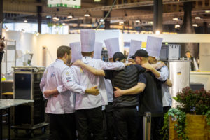 Kurz vor dem Startschuss: das Wettkampfteam, Trainer und Supporter. | Culinary World Cup 2022 Foto: VKD/Hilger