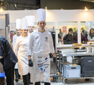 Konzentration vor der „Hot Kitchen“: das Team National auf dem Weg zum Wettbewerb. Foto: VKD/Hilger