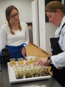 Josefine Wörle-Tatzkow (re.) arbeitet als Teil des interdisziplinären Lehrerteams.