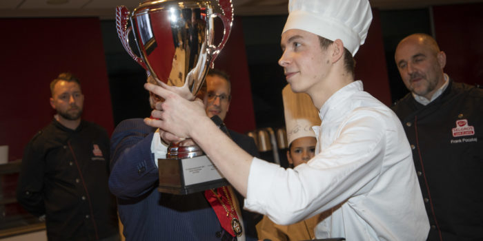 Der Sieger Simon Lein hält stolz seinen Pokal in den Händen.