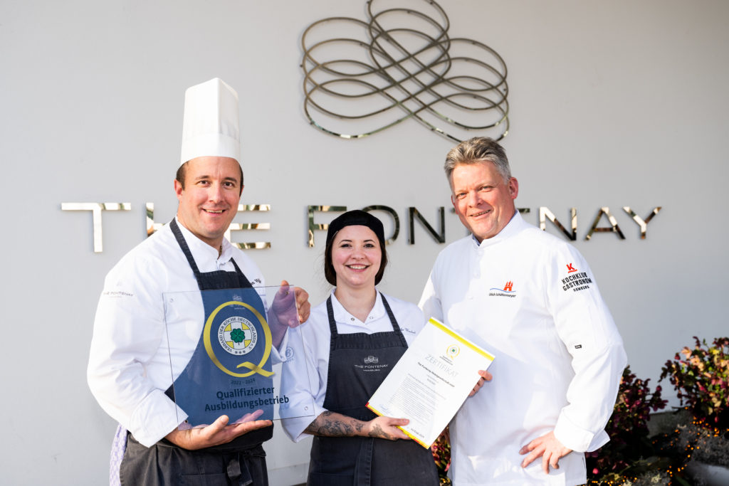 Dem „The Fontenay Hamburg“ überreichte Ulrich Schäfermeyer (rechts) vom Kochklub Gastronom Hamburg das Ausbildungs-Siegel. Foto: The Fontenay Hamburg