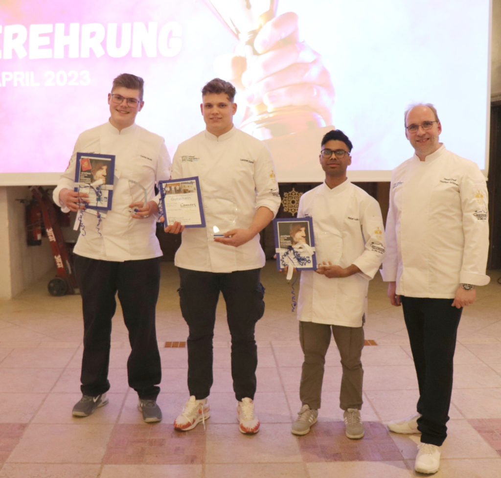 Siegertreppchen des National Competition of Young Chefs mit Thorben Grübnau (rechts).