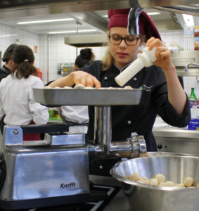 In der Küche sind die Schüler:innen fleißig am Werk.