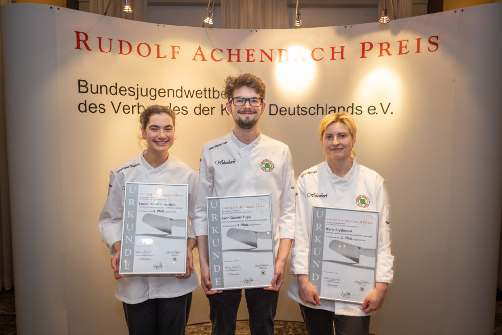 Siegertreppchen des Rudolf Achenbach Preis 2023 (v.l.): Lucie Fischer Chapalain, Leon Gabriel Tugui und Merle Erythropel. Foto: VKD/Ingo Hilger