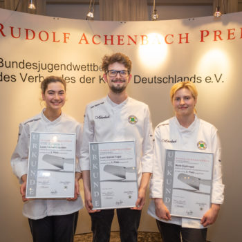 Siegertreppchen des Rudolf Achenbach Preis 2023 (v.l.): Lucie Fischer Chapalain, Leon Gabriel Tugui und Merle Erythropel. Foto: VKD/Ingo Hilger