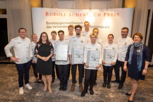 Finale in Frankfurt am Main: Die Finalist:innen des Rudolf Achenbach Preis 2023 mit Gewinner Leon Gabriel Tugui (Mitte). Foto: VKD/Ingo Hilger