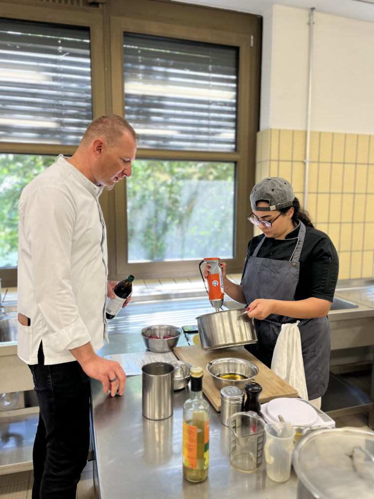 In Regensburg brachte Martin Kaak-Wingeyer den Schüler:innen die Plant-based-Küche näher. Foto: Albrecht