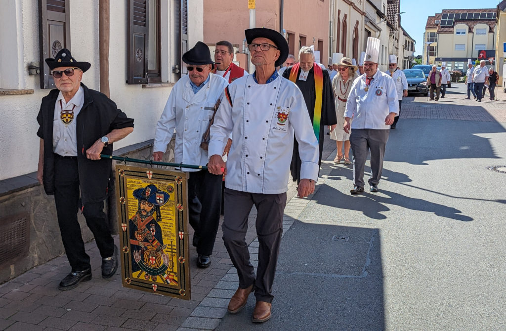 Angeführt von den Vertretern des Laurentiusordens zogen die Köch:innen mit der Ikone durch die Gemeinde Gerspenz zum Gottesdienst.