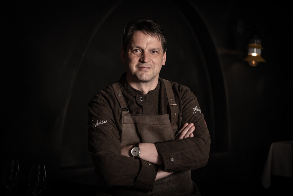 Hansjörg Ladurner ist Küchenchef im Scalottas Terroir, das 2021 vom Guide Michelin mit dem Grünen Stern ausgezeichnet wurde. Foto: YCU