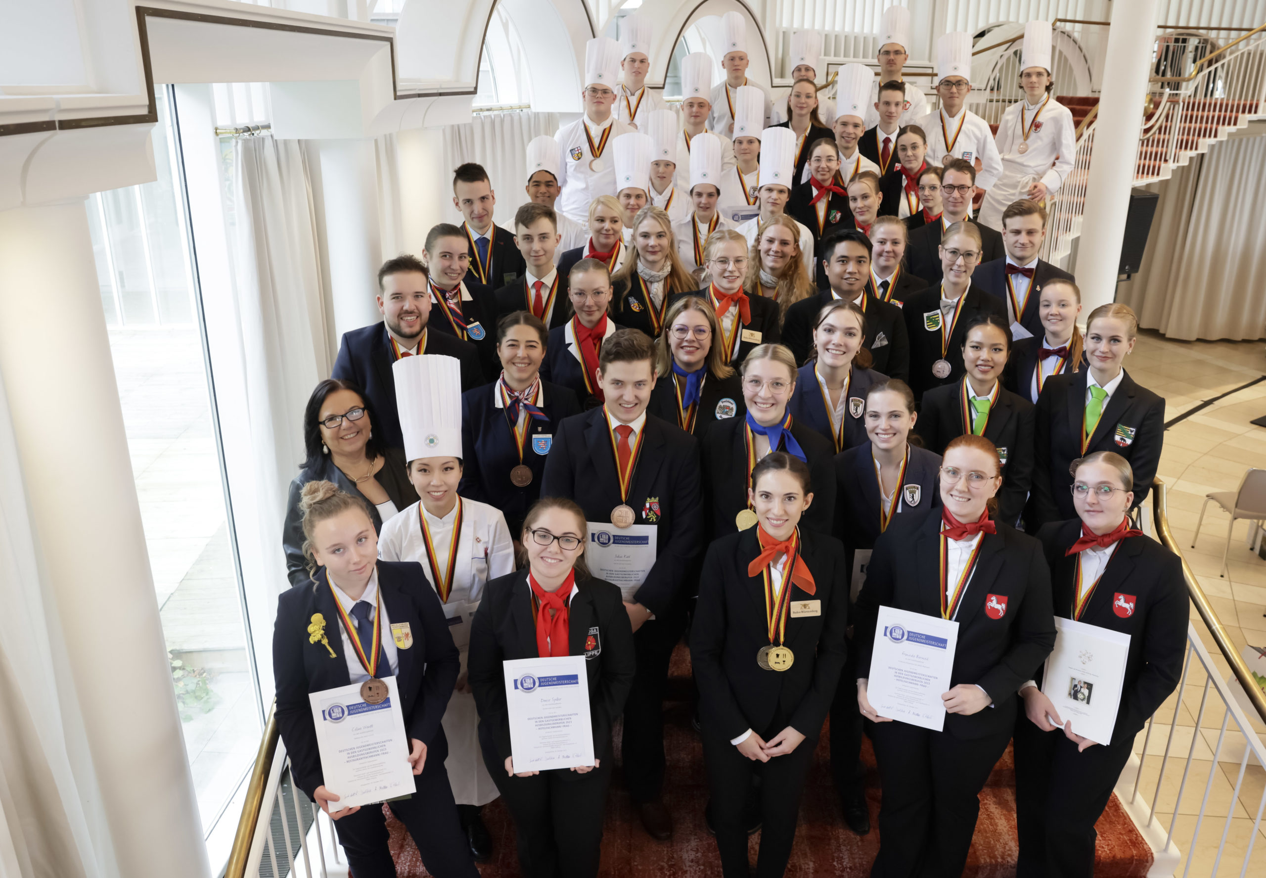 Gruppenbild der 51 Teilnehmenden der 41. Deutschen Jugendmeisterschaften In den Gastgewerblichen Ausbildungsberufen Foto: Dehoga/Thomas Fedra